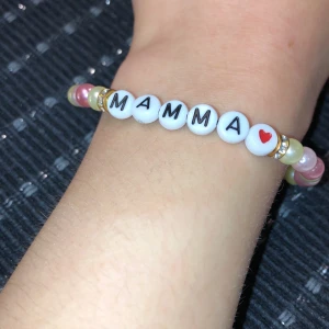 Armband - Jag säljer armband som jag gör själv. Dm för storlek, text och färg för hur armbandet ska se ut🌸 (Köparen står för frakten)