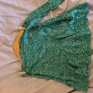 Omlottkjol  - En snygg, trendig omlottkjol som passar perfekt till sommaren! Den är från shein men så himla bra material och allt ändå! Skulle ”omlottdelen” flyga upp så är det inga problem (vet inte hur jag ska förklara, men det är verkligen inga problem!). ✨✨✨