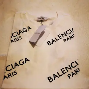 Helt ny Balenciaga vit t-shirt, köpare står för frakt, kan mötas i Karlskrona eller visa dagar i Kalmar 