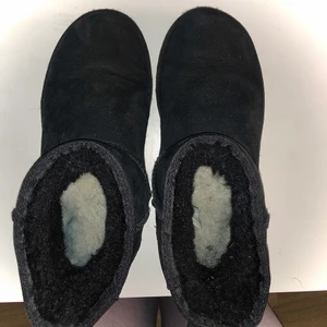 Svarta låga UGGS - Säljer mina äkta svarta låga uggs i strl 38. Världens skönaste och mysigaste skor!                              Använt dem sparsamt en vinter så dem är i bra skick, inget som helst fel på dem säljer dem för jag behöver pengarna. Köpte dem från Nelly förra året för 1999 kr. Dem är även impregnerade. Säljer dem bara om jag är nöjd med priset, om stort intresse finns börjar budgivningen från 900 kr ☺️ frakten tillkommer