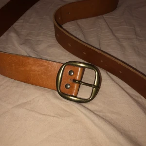 Monki skärp - Ett fint brunt skärp från Monki, använt fåtal gånger, i väldigt bra skick! (Köpt för ca 150kr) 