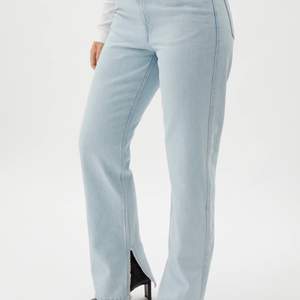 Intressekoll på dessa jeans från Weekday, modellen är Rowe Split Jeans. Använda en gång men är lite för stora. Kan tänka mig att sälja för 400+frakt 