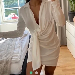 Vit klänning - Från Nelly, stolek M men passar även mig som är Xs/S, fin klänning men jag köpte endast för att använda vid ett tillfälle:) (köpte den begagnad, men endast använt en gång) 