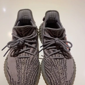 Yeezy boost 350 V2 Beluga 2.0 - Kanye West yeezys boost. Storlek 43 1/3. Skick 9/10. Väldigt fräscha skor. Kvitto från NK (sthlm) finns med samt alla tags från skorna.