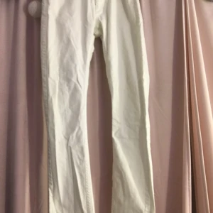 Vita lågmidjade jeans -  jeans som jag ej vågar ha på mig men som är super snygga ser ingen storlek på dem men dom passar mig som är en S/M
