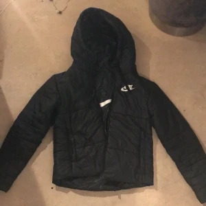 Nike Jacka - Fint skick, använd i ca 2-3 månader. Går att använda båda hållen (dvs du kan vända på jackan ut och in och använda den oavsett)