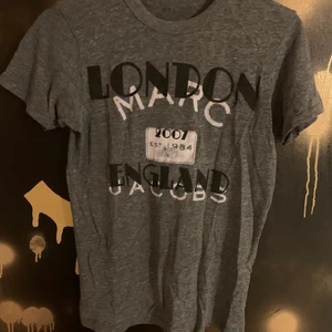 Marc Jacobs tshirt grå - Säljer denna supercoola tshirt från Marc Jacobs som inte går att köpa längre! 