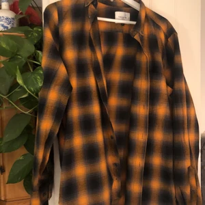Flannel skjorta storlek M - Aldrig använd fick som present förra året. Frakten är inräknad i priset!