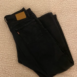 Levis jeans  - Svarat Levis jeans i perfekt skick. Säljer för att de är för korta för mig. Jag är 172 cm lång. 