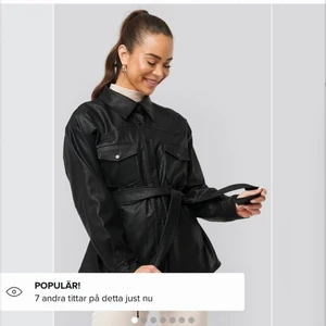 skinnjacka från NA-KD med knytning 💝 - säljer denna jättefina skinnjackan/kappan med skärp/knytning från NA-KD! näst intill oanvänd💝 pris kan duskuteras! 