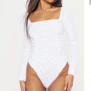 Fyrkantig urringning vit body - oanvänd, vit söt body i strechight material UK storlek 6 motsvarar ca XS/S, med lappen fortfarande på (se andra bilden) Säljer pga för liten för mig