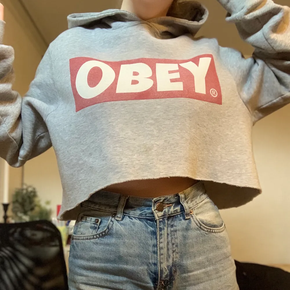 Ceoppad hoodie med trycket OBEY på!. Hoodies.