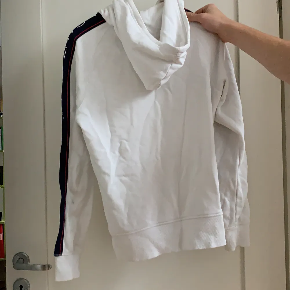 Snygg vit hoodie med detaljer på armen. Storlek S, 150kr+frakt.. Tröjor & Koftor.