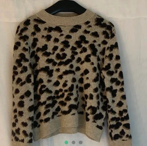 Stickad tröja - Stickad tröja med leopardmönster storlek S! Fint skick förutom en skada vid ena bröstet, därav priset:( 63kr frakt 