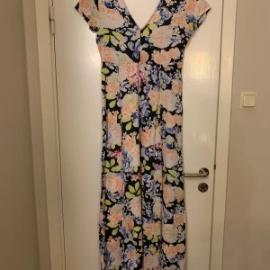 Rensar garderob efter flytt allt är inklusive frakt!  - Långklänning med slits på båda sidor. Använd 1 gång 