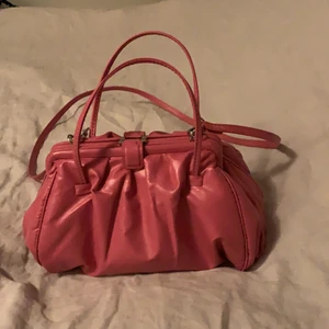 Rosa zara väska - Rosa zara Väska med två fack från årets kollektion. Helt oanvänd. Köpt för 400 kr. Säljes pga att jag aldrig använt den. Kan ha annan Axelbandsrem då man kan ta bort det rosa bandet. 