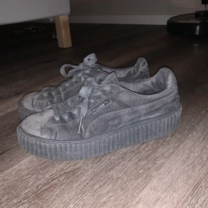 Puma x Rihanna  - Snygga Puma x Rihanna fenty suede creeper velvet! Fint använt skick. Bilderna stämmer bra överens med hur de ser ut samt hur skicket är! Om jag inte missminner mig helt så är nypris runt 1200-1500kr STORLEK 39 