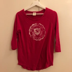 Tröja med tryck  - Tröja med tryck från Abercrombie & Fitch. Storlek S. Kunden står för frakten 💗💗💗 Aldrig använd 