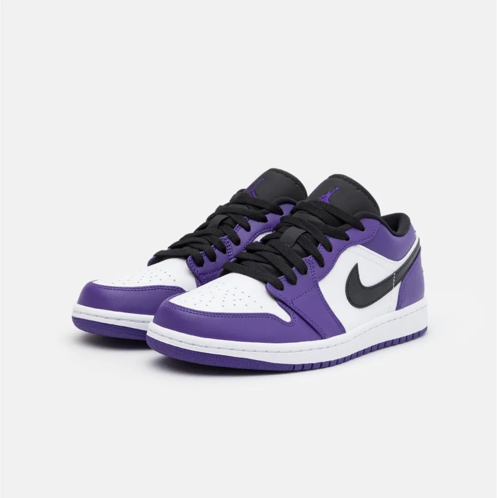 Säljer 2 st Jordan 1 Court purple low, strl 44,5, cond: dswt. Allt og.  Bin 1399 + 📦. (1 såld). Skor.