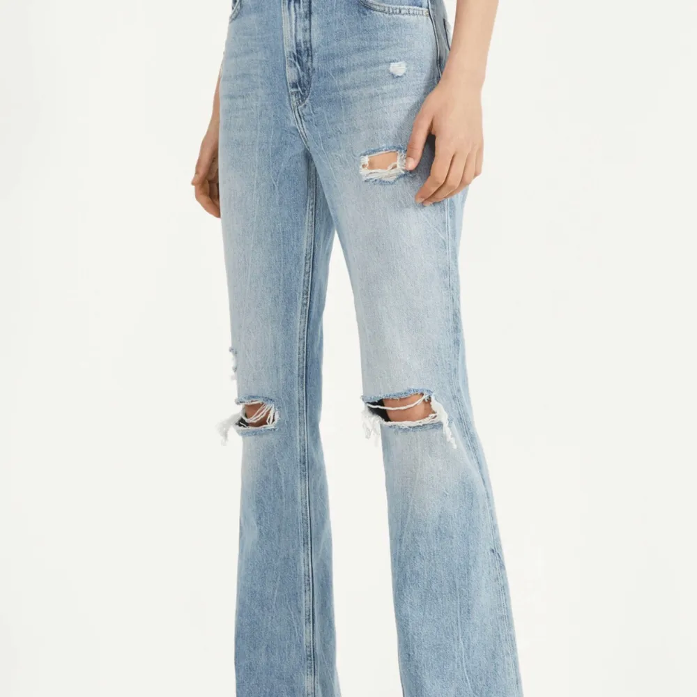 Jättefina helt nya ljusblå bootcut jeans med hål, köpte i för liten storlek och orkade aldrug lämna tillbaks💕💕Nypris 400kr, frakt ingen i priset (79kr). Jeans & Byxor.