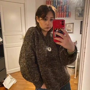 Fin stickad tröja! - Super fin stickad tröja! Uppsydd lite på slutet av tröjan. Sticks inte alls mycket, knappt något alls! Passar bra på mig som är en strl M!