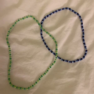 ✨handgjorda pärlhalsband✨ - Säljer dessa jättefina halsbanden som jag gjort!💚💙 65kr + frakt!