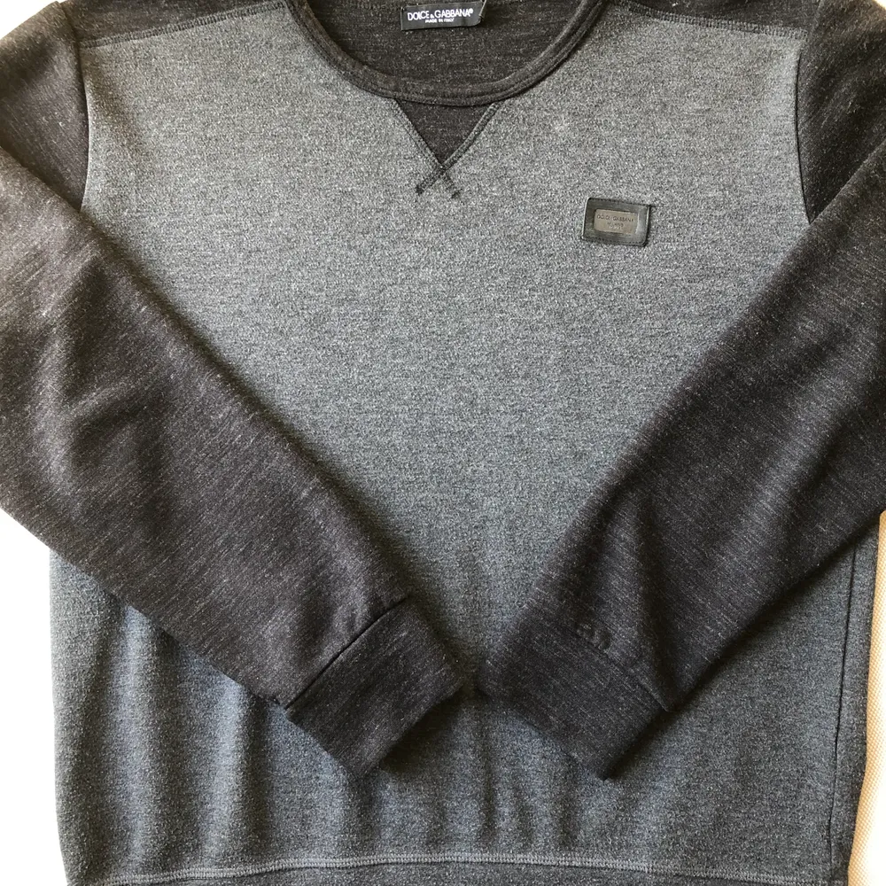 Grym tröja från D&G. Passar M (stor S eller liten L). . Tröjor & Koftor.