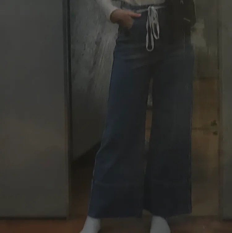 Säljer mina oanvända jeans köpta på weekday i london, modellen är ”Slack”. Jag är 169 cm å dem sitter bra i längden på mig:) . Jeans & Byxor.