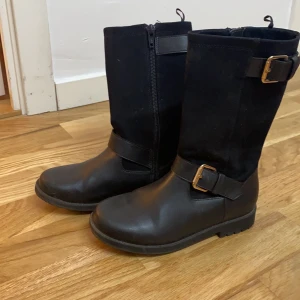 Barn skor - Skor till barn. Storlek 29. Har bara används en gång. Köpt för 400kr säljer för 150kr.