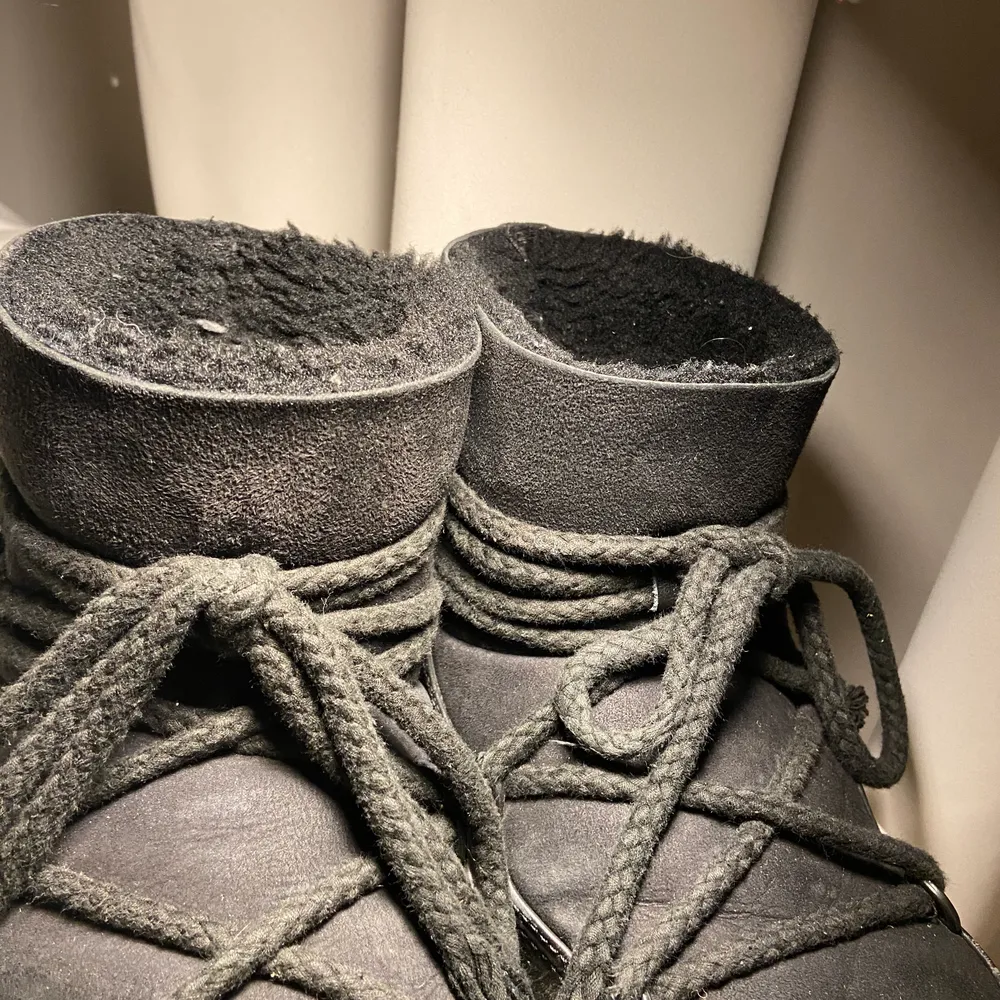 Säljer mina favoritvinter skor då jag inte fått så mycket användning för de, och ska köpa ett par andra! Skriv privat för fler bilder, de är i mycket bra skick! Pris kan diskuteras vid snabbt köp. Köpte för ca 2900kr på inuikkis hemsida 2019.  Kan tänka mig att byta mot andra inuikiis . Skor.