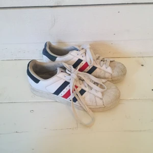  - Clasic sko som funkar till allt! En favorit i garderoben. Väl använda men jävligt snygga med lite slitage. Pris kan diskuteras vid snabb affär!