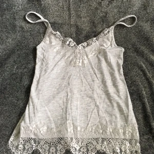  - Super gulligt linne med fina detaljer, aldrig använd, köparen står för frakten 😍💕