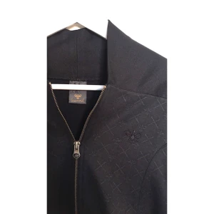  - ✨tröja m. Dragkedja från hummel. Lite glansigt tyg. Figursydd ✨Nyskick ✨Storlek xS ✨Pris 250kr ✨Finns på Torpa i Jönköping ✨Skickas mot betalning