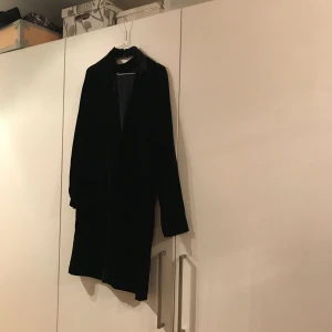 - Denna oanvända sammetsklänning från Samsøe samsøe i storlek XS säljes. Öppen i ryggen och snygg lite högre krage är en succé men tyvärr används den inte hos mig. Den är i bra skick och den är väldigt mörkt blå
