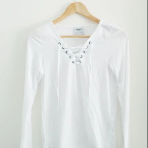  - Fin, oanvänd tröja med knytning. Vet inte storleken men jag är s och den passar bra på mig.🌸