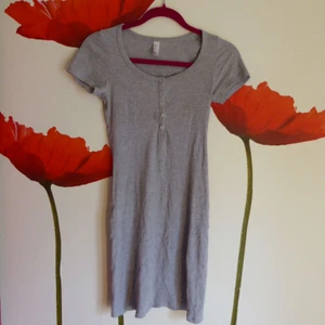  - Grå, ribbad klänning från American Apparel. ☀️