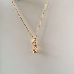  - Guldfärgat halsband med rosberlock och sten, 40 cm lång kedja. Frakt tillkommer ✨