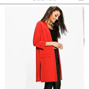  - Denna röda kavaj kappa  Tunn och används inomhus  Färgen är inte exakt som bilden, den är mer ”spice” röd. Mörkröd. Aldrig använd 