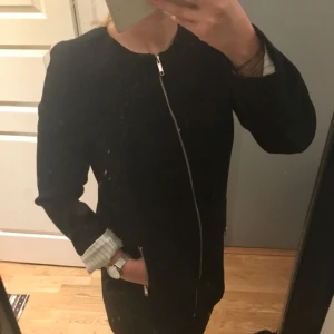  - Kavajliknande jacka från märket Soaked In Luxury.  Sparsamt använd och inte nopprig. Skön kvalité med snygg fodring om man vill ha uppvikta ärmar.   Ord. pris 1300kr