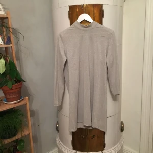  - Jättefin gråglittrig klänning från weekday a-linjeformad. Fläcken på bild 3 är ingen fläck utan nån slitning i tyget. Därav det låga priset