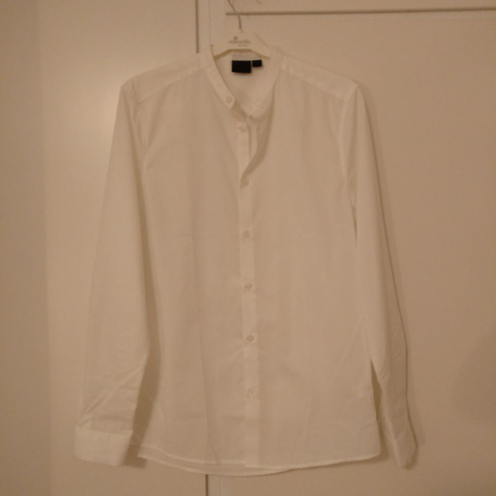Vit skjorta utan krage från Asos | Plick Second Hand