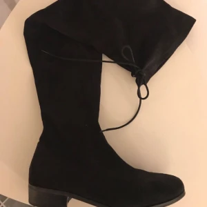  - Nästan oanvända overknee stövlar, pris inklusive frakt