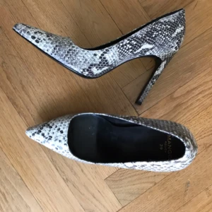  - Pumps ifrån Mango, använda en gång. Jag betalar frakt och har swish 