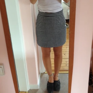  - Kortare pennkjol i klassiskt mönster från monki. 