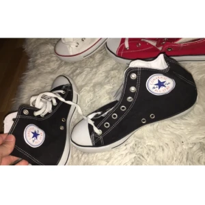  - Oanvända oäkta converse i storlek 41! Både för dam och herr