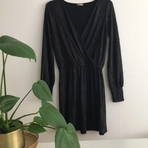  - Supersnygg, svart omlottklänning med "lackad" finish från Zara! Möts gärna upp i Göteborg, annars tillkommer frakt. Har swish! 