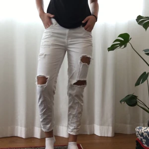 - Vita boyfriendjeans från River Island. Frakt ingår i priset :)