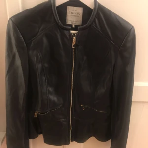  - Svart Zara jacka med lätt volang nedtill. Helt ny, aldrig använd.. strl M.