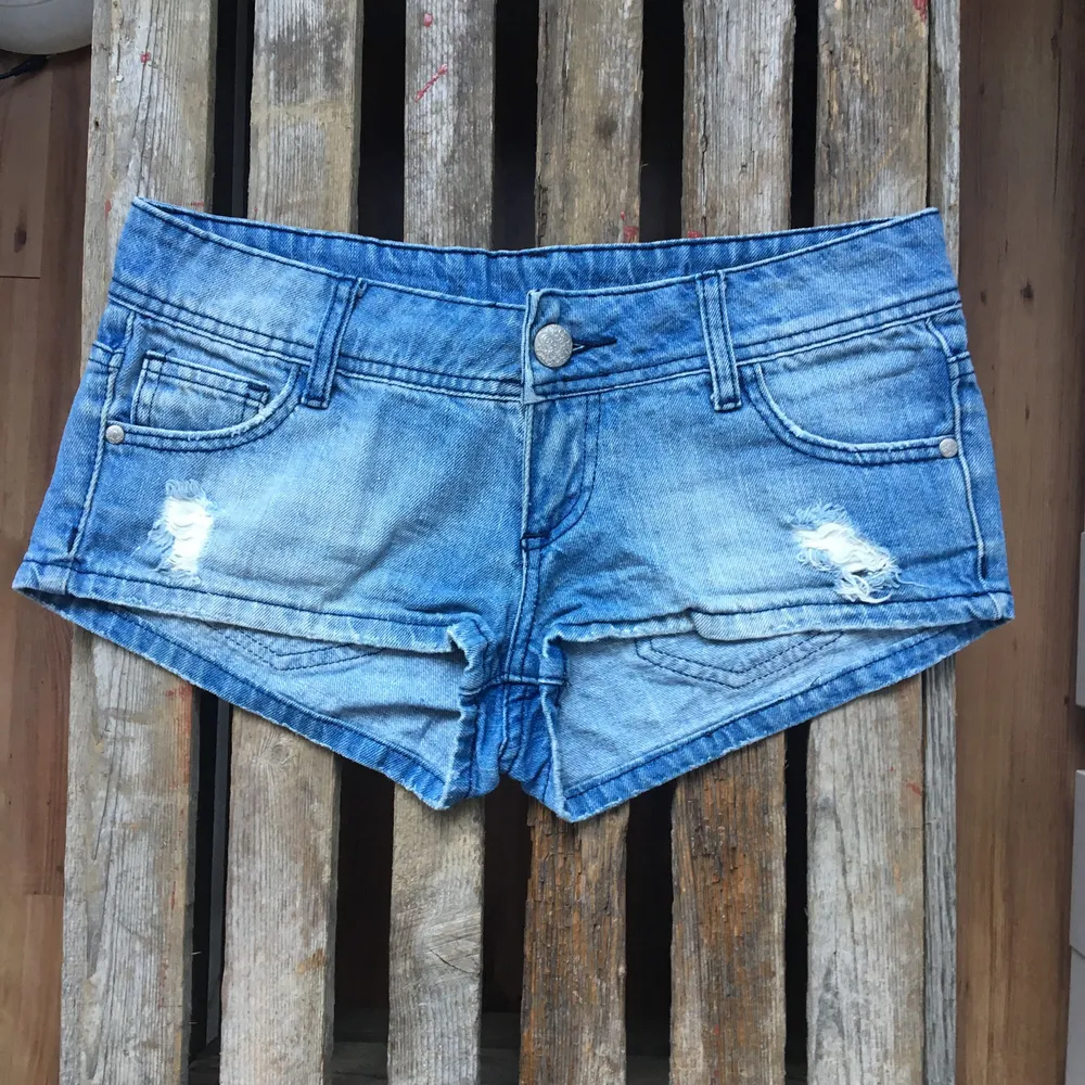 Korta jeansshorts. Använda ett fåtal gånger.. Shorts.