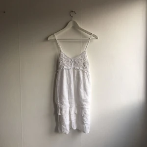  - Vit klänning som är virkad upptill. Kan användas som strandklänning. Aldrig använd 